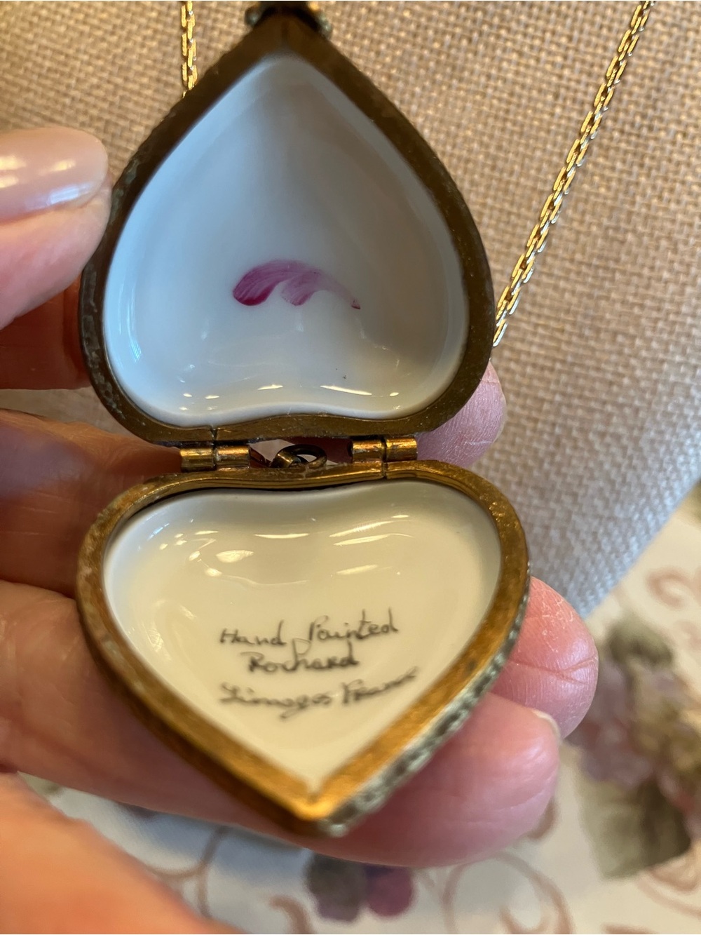 VINTAGE ROCHARD HAND-PAINTED LIMOGE PORCELAIN HEART SHAPED LOCKET ON CHAIN - Picture 6 of 10